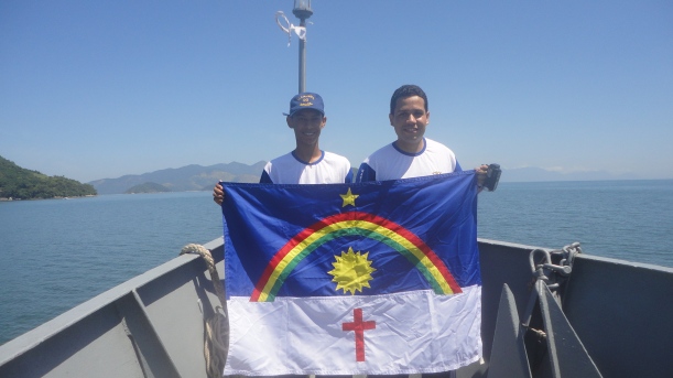 Valdemir e Alvaro, sempre empunhando a bandeira pernambucana, desta feita no barco rumo à Marambaia.